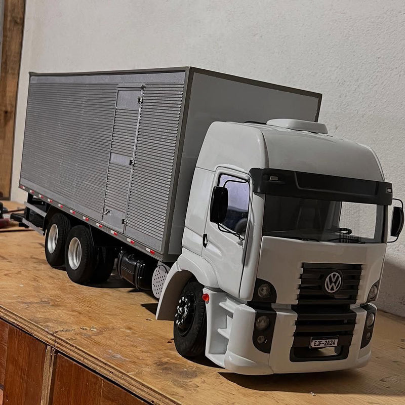 Miniatura Volkswagen Constellation Baú 6x2 – Escala 1/24